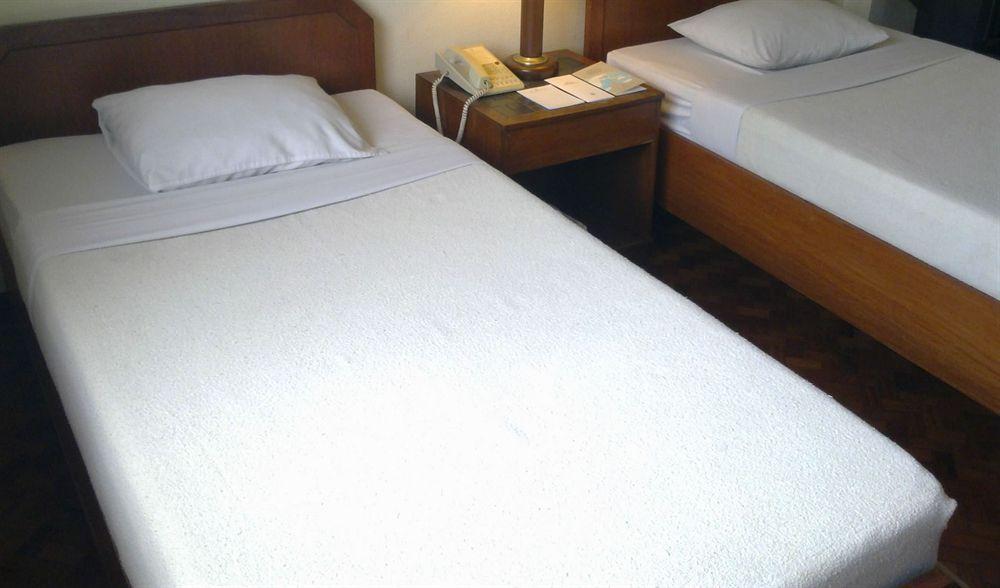 Sunny Bay Suites Manila Exterior foto