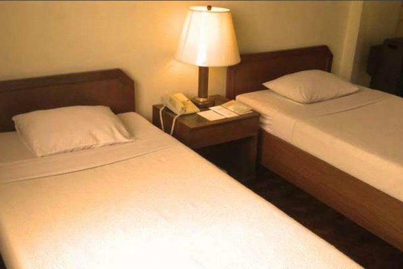 Sunny Bay Suites Manila Exterior foto