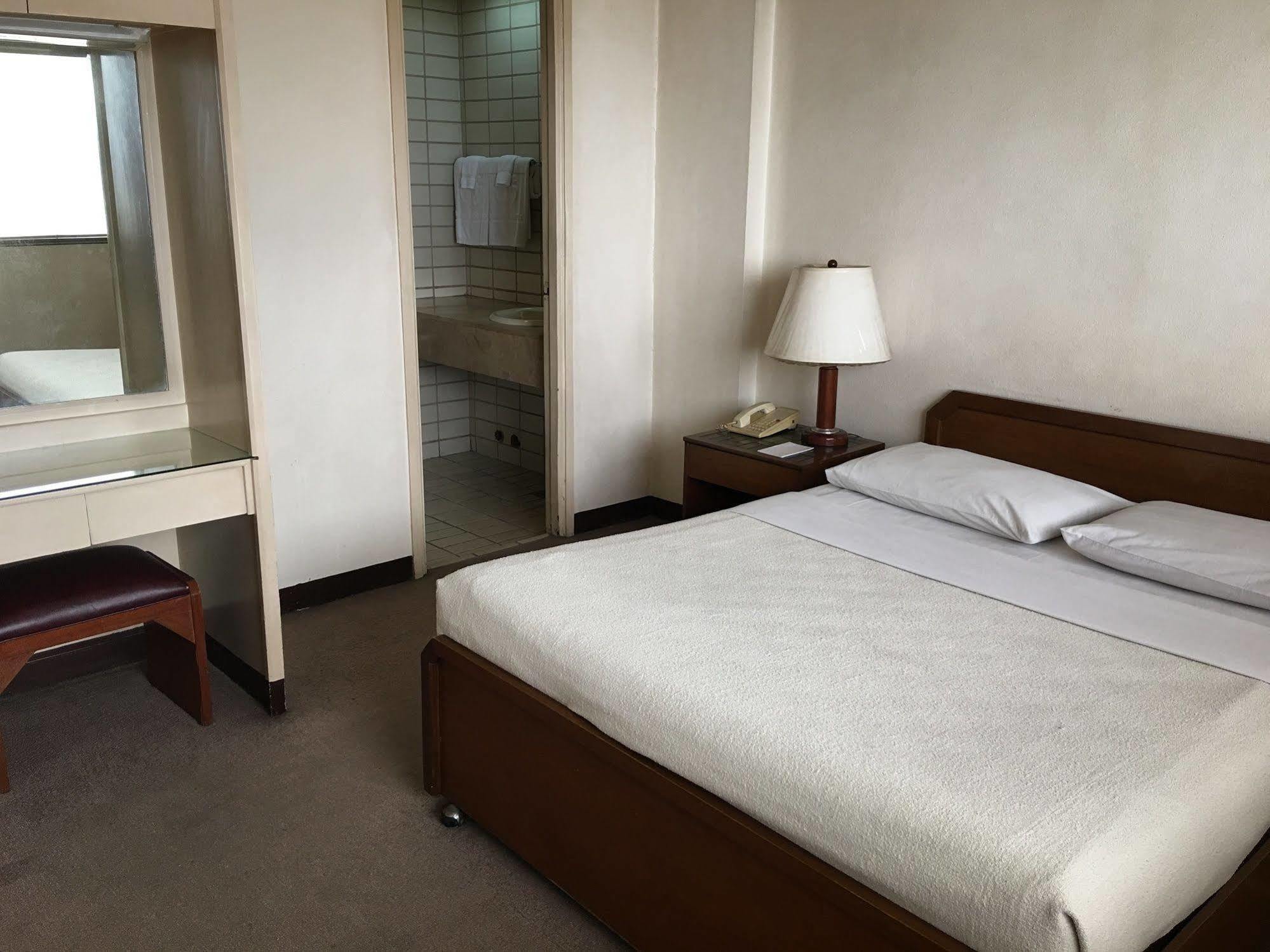 Sunny Bay Suites Manila Exterior foto