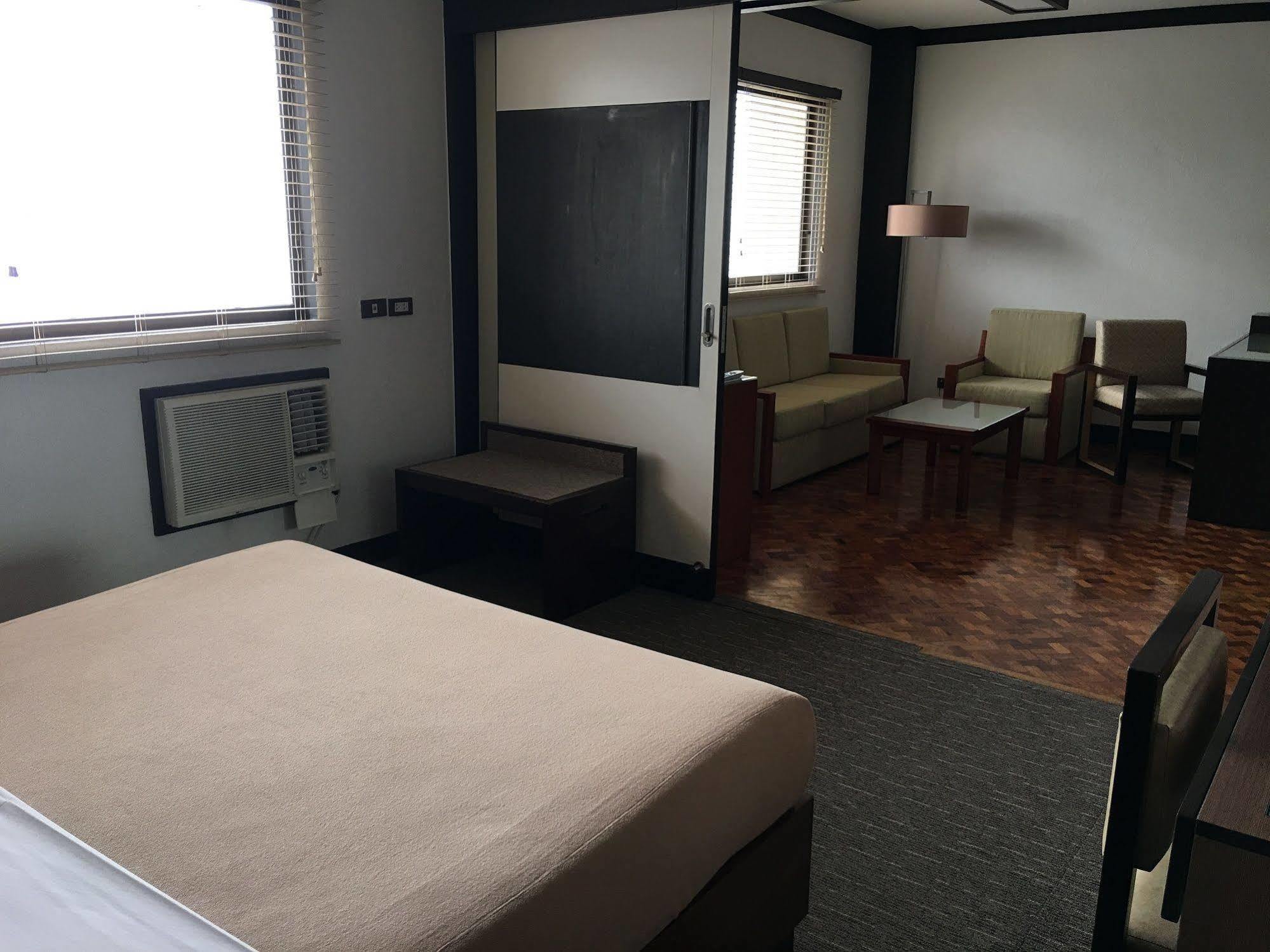Sunny Bay Suites Manila Exterior foto