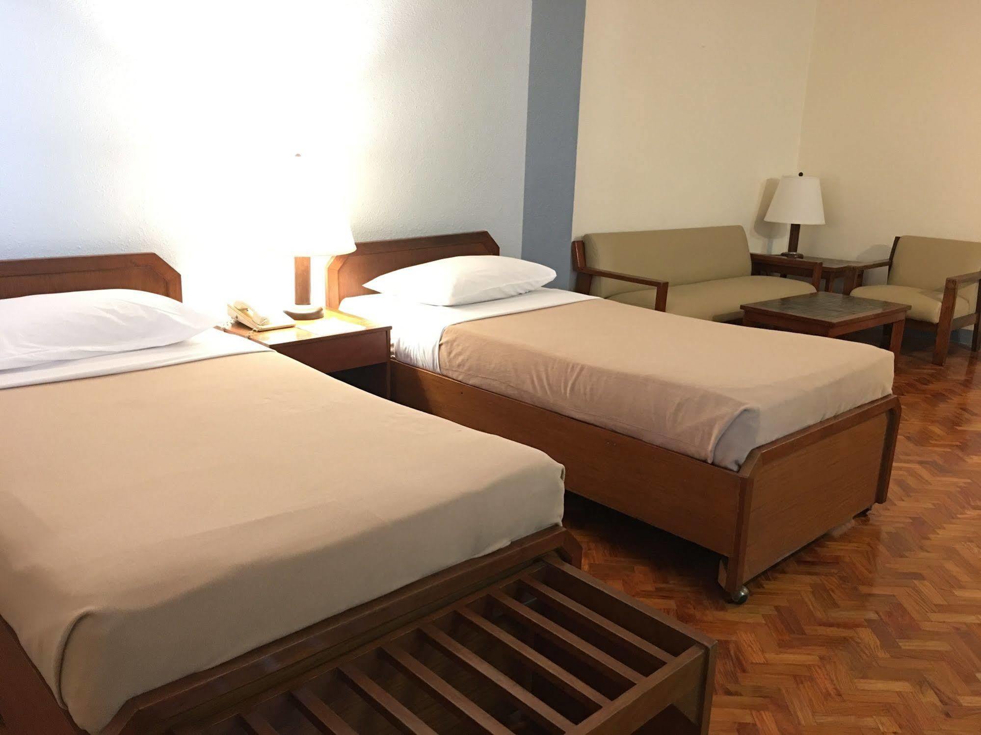 Sunny Bay Suites Manila Exterior foto